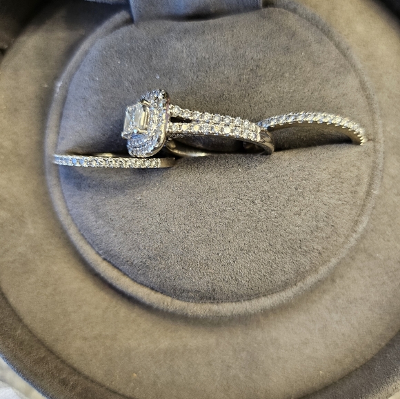 Vera Wang 1.45 total carat Engagement ring and two wedding bands .23 carats/each - Picture 5 of 10